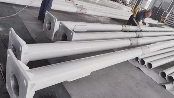 ¿Poste de luz de acero galvanizado o poste de luz de aluminio? Cómo elegir el material adecuado según el clima
